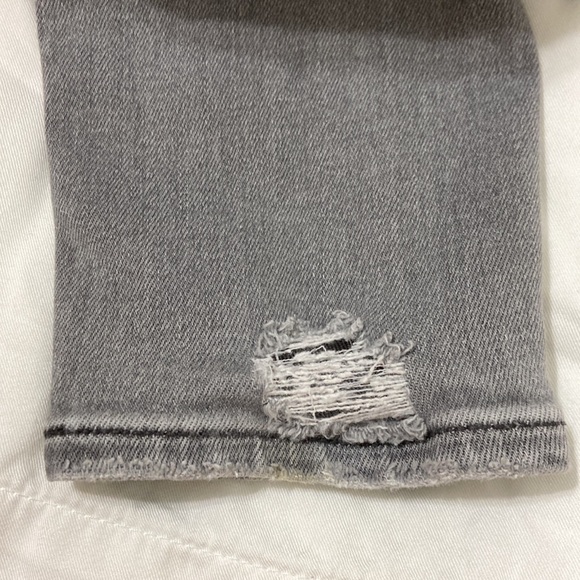 Women’s American Eagle Outfitters Distressed Grey Jegging Jeans. Size 4 short. - Picture 10 of 16